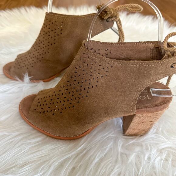 TOMS Eba Suede Sandals Toffee Tassle Heels Womens 6 - Picture 2 of 5